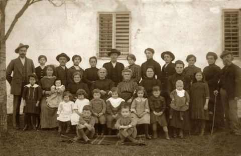 MerliNada Ausbildung Ahnenfeldheiler® - Vergilbtes Foto mit Ahnenreihe