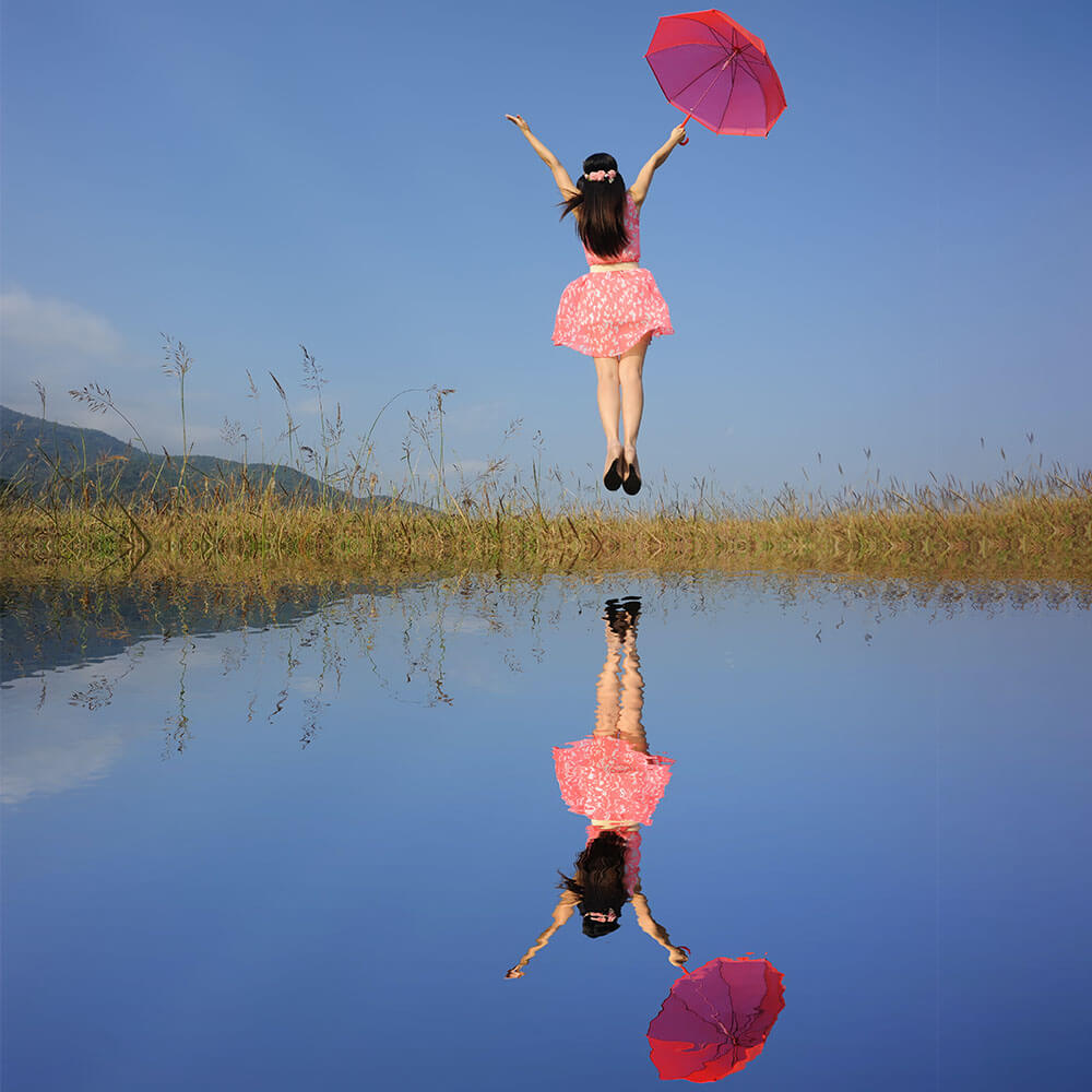 Merlinada - Ausbildung Spiegelenergetik - springende Person mit Schrim spiegelt sich im Wasser